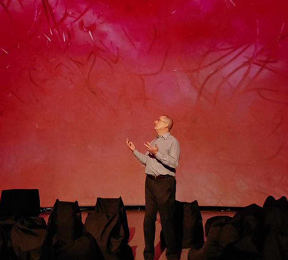 Streptomyces griseus produces antibiotics. Yves Brun presents at The Poetry of Bacteria, a public conference he organized in April 2022 as a collaboration between the Society for Arts and Technology and the Université de Montréal. © Society for Arts and Technology