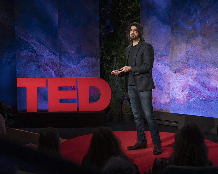 Azim Shariff fait une présentation au TED Theatre de New York. © Gilberto Tadday / TED